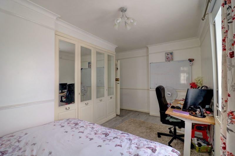 Flat Duke Road in Greater London