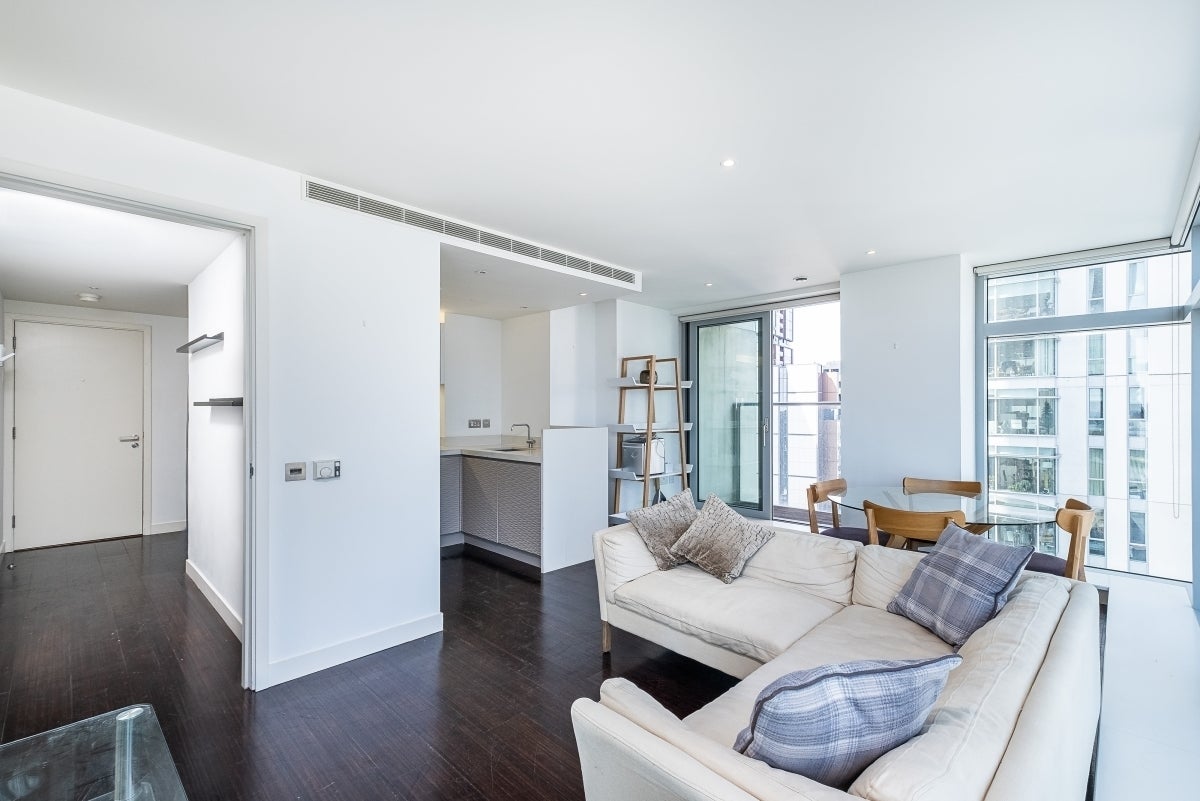 Flat Pan Peninsula Square in Greater London