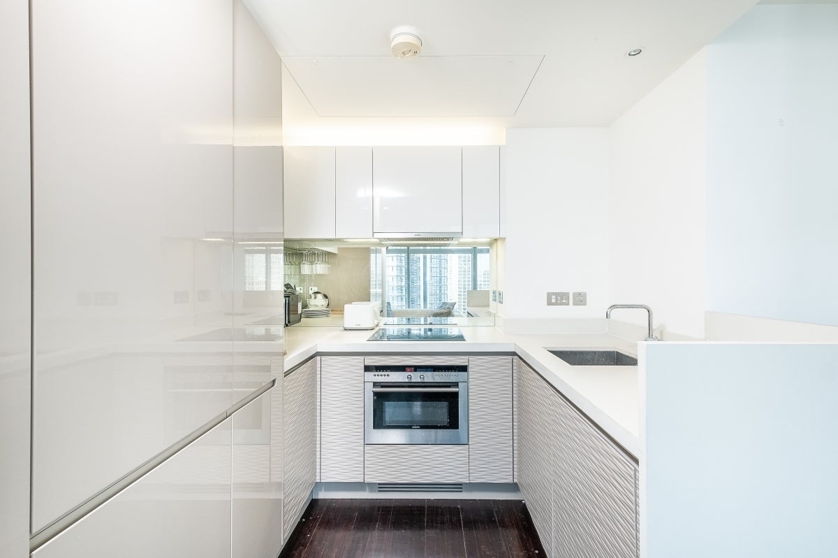 Flat Pan Peninsula Square in Greater London