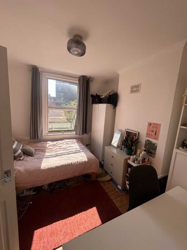 Room Combermere Road in Greater London