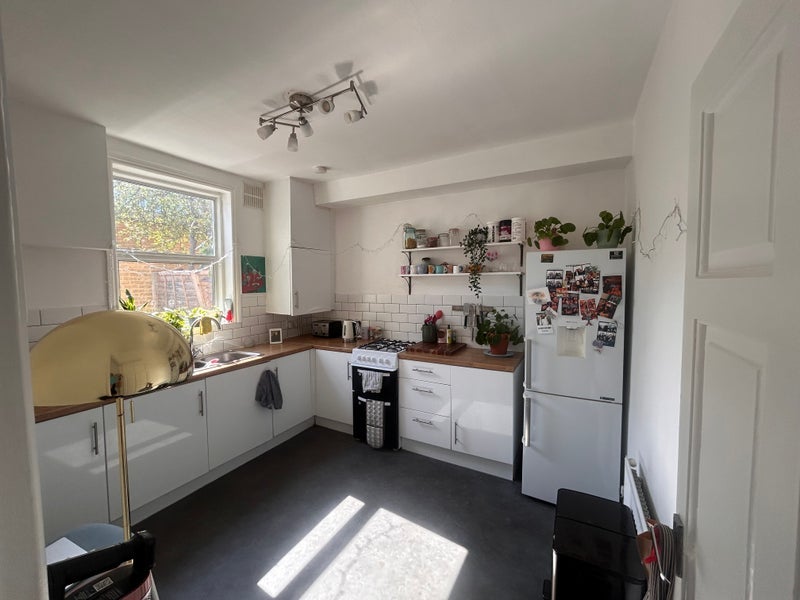 Room Combermere Road in Greater London
