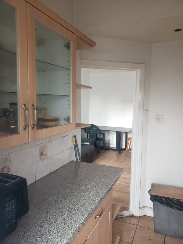 Room Bank Avenue in Greater London