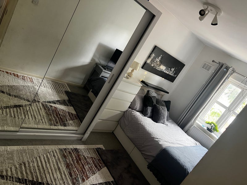 Room Dorset Road in Greater London