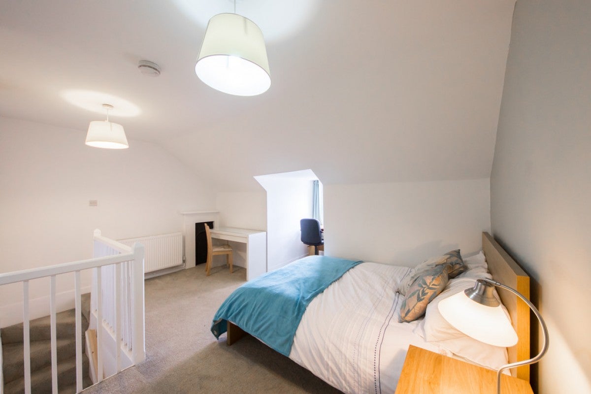 Room Hamilton Road in Reading