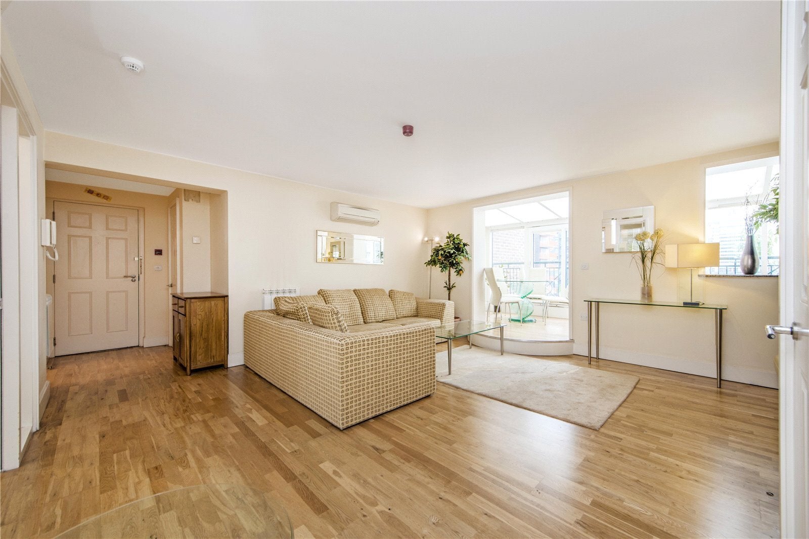 Flat Pepper Street in Greater London