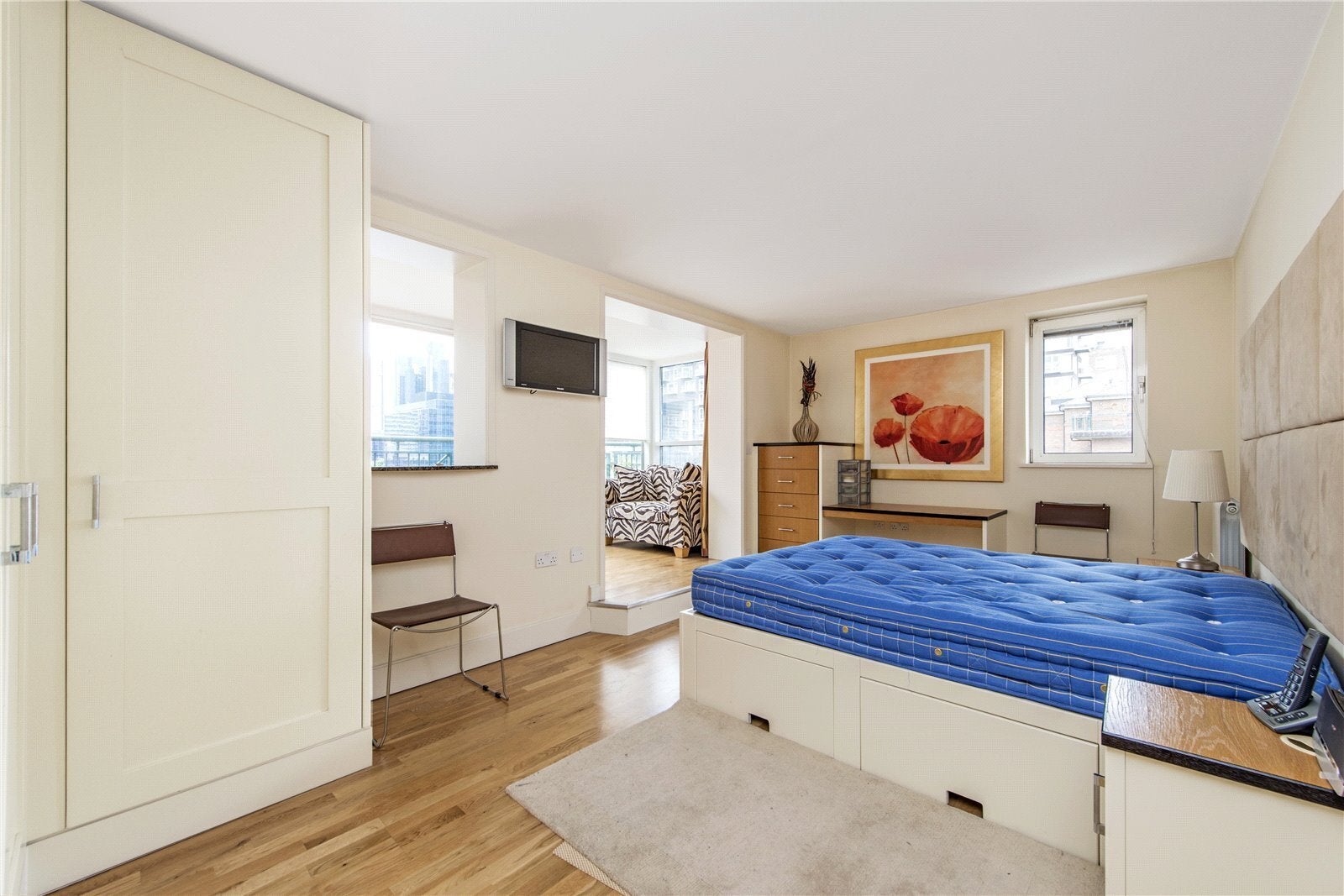 Flat Pepper Street in Greater London