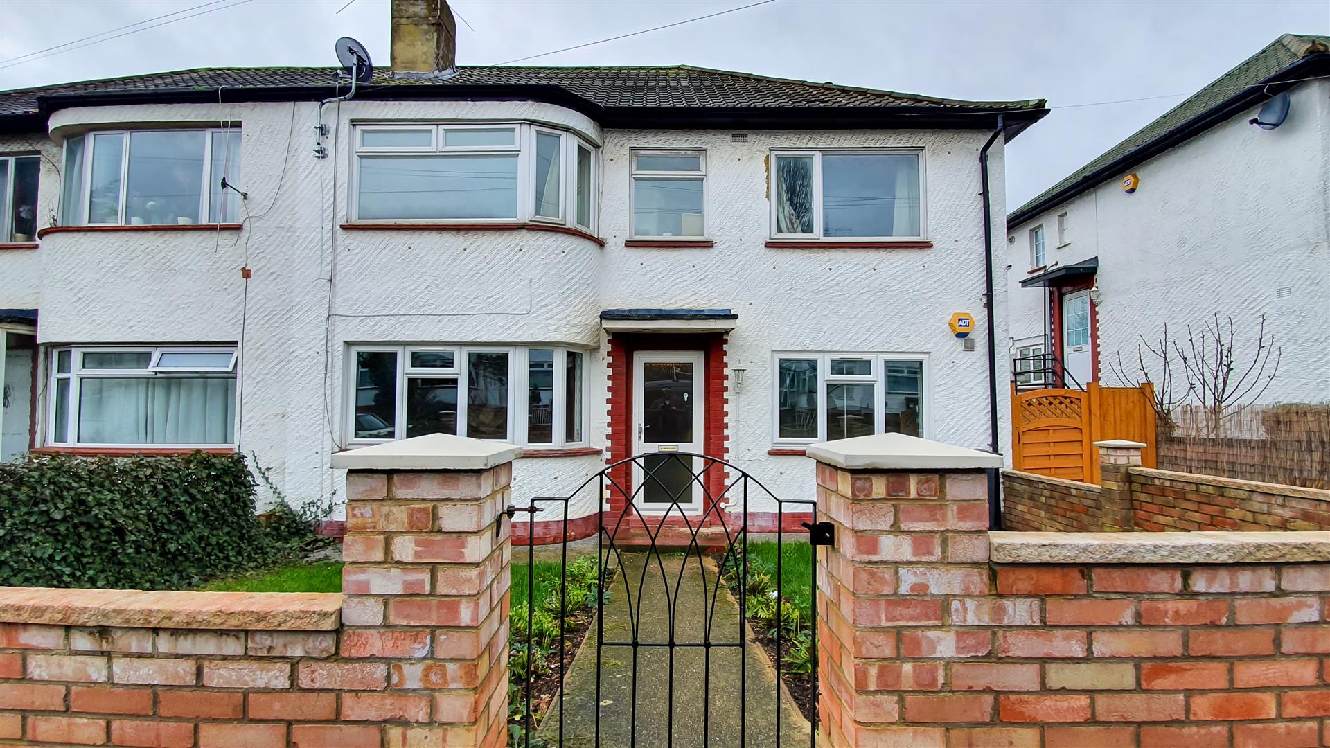 Flat Hexham Gardens in Greater London