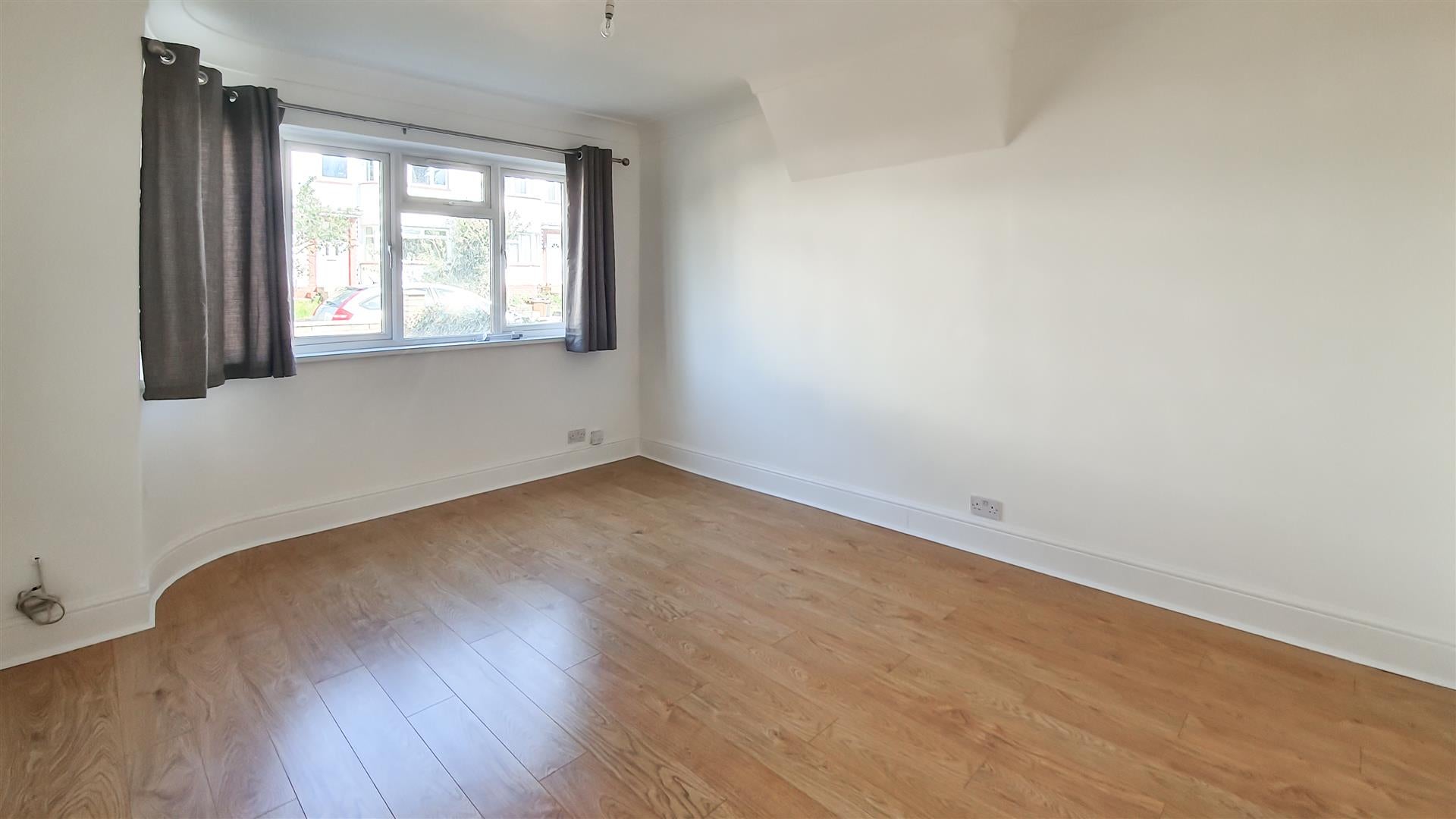 Flat Hexham Gardens in Greater London