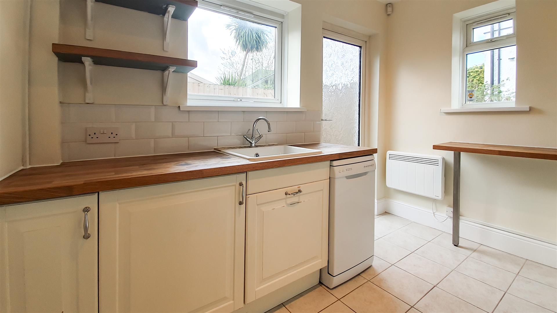 Flat Hexham Gardens in Greater London