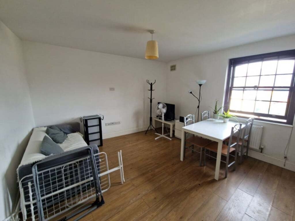Room Chadbourn Street in Greater London