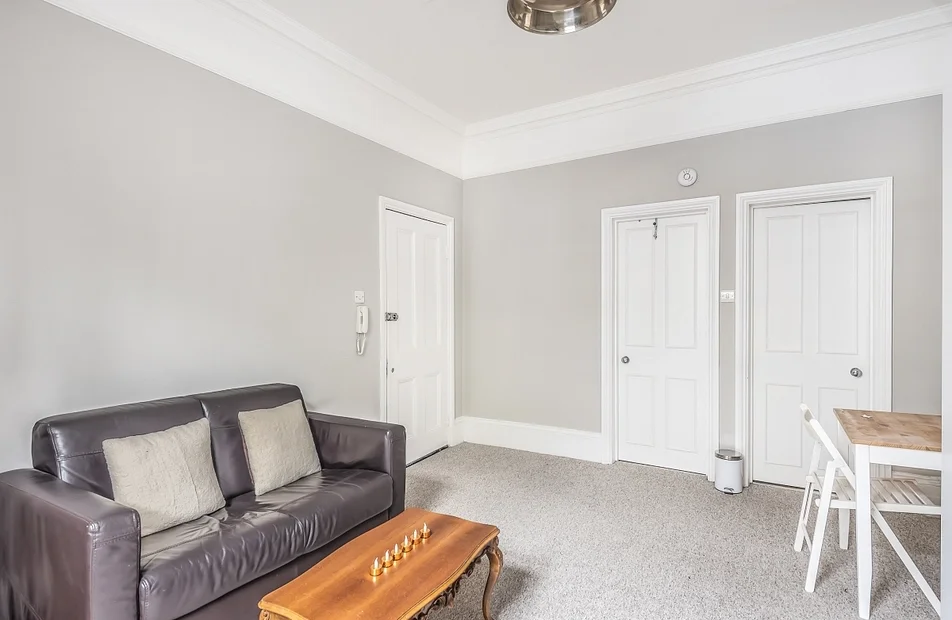 Flat Ifield Road in Greater London