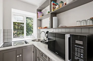 Flat Ifield Road in Greater London