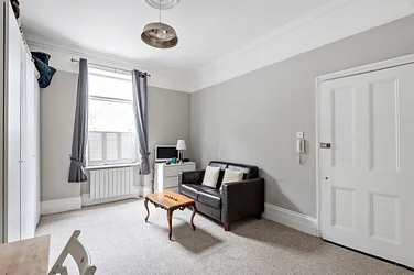 Flat Ifield Road in Greater London