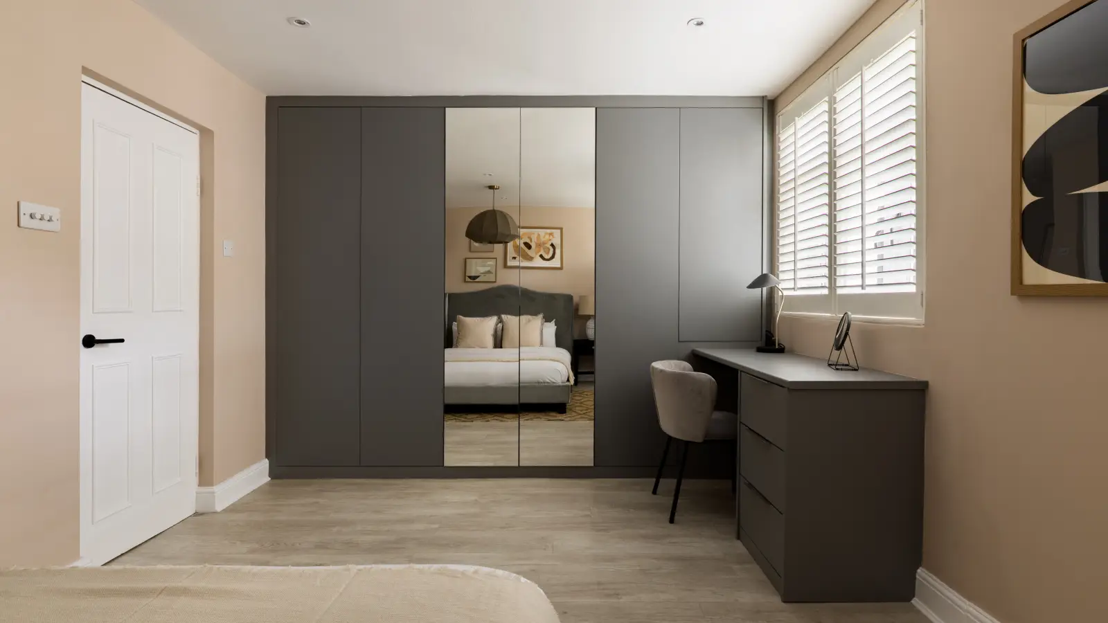Flat Mayflower Road in Greater London