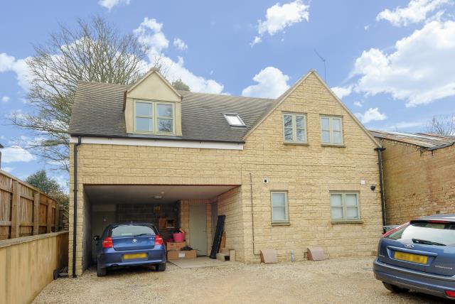 Flat Pear Tree Walk in Carterton