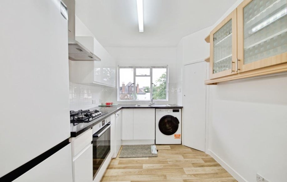 Flat Cecilia Close in London