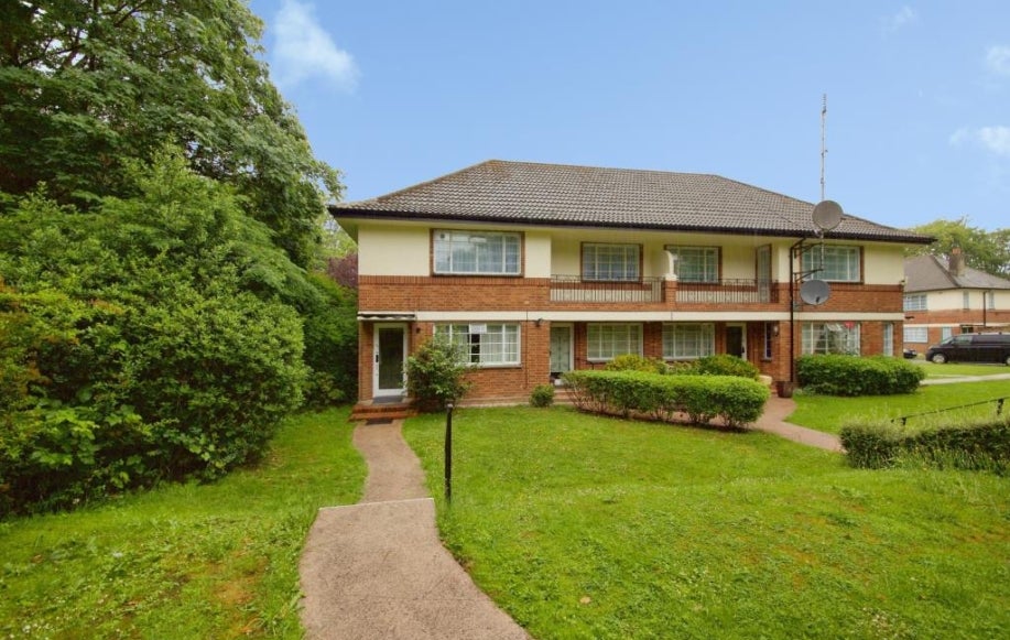 Flat Cecilia Close in London