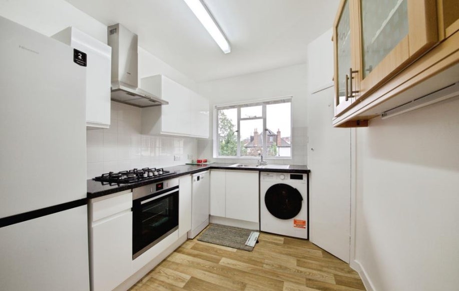 Flat Cecilia Close in London