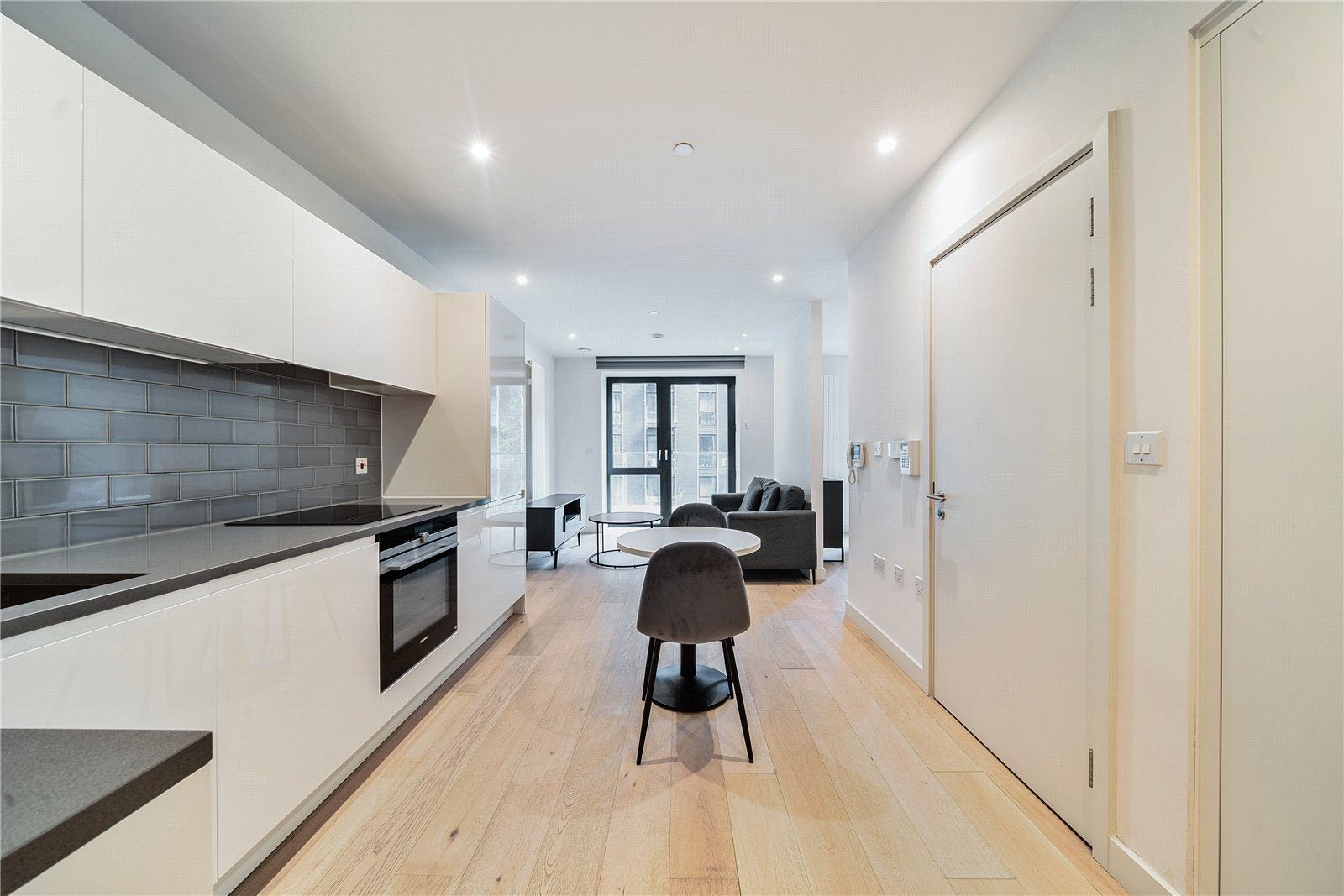 Flat Clipper Street in Greater London