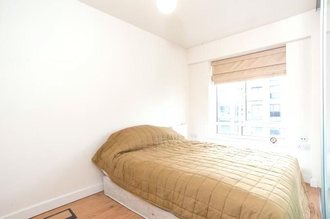 Flat Boulevard Drive in Greater London