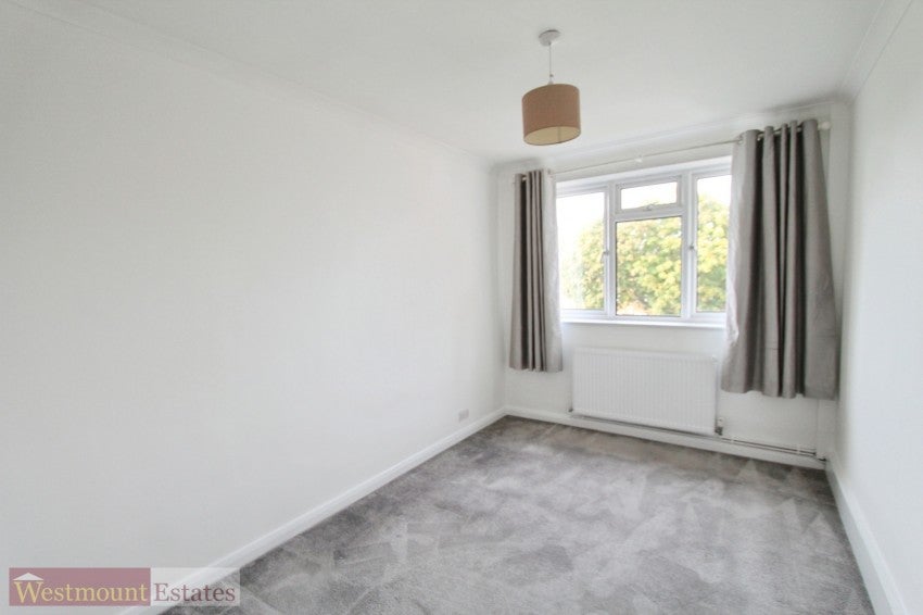 Flat Glenure Road in Greater London