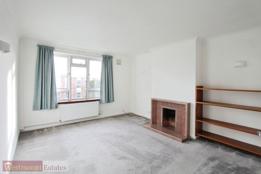 Flat Glenure Road in Greater London