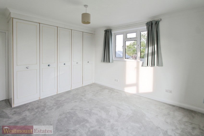 Flat Glenure Road in Greater London
