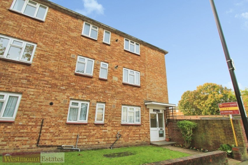 Flat Glenure Road in Greater London