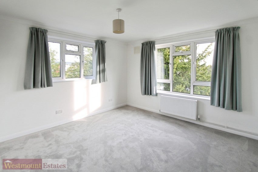 Flat Glenure Road in Greater London