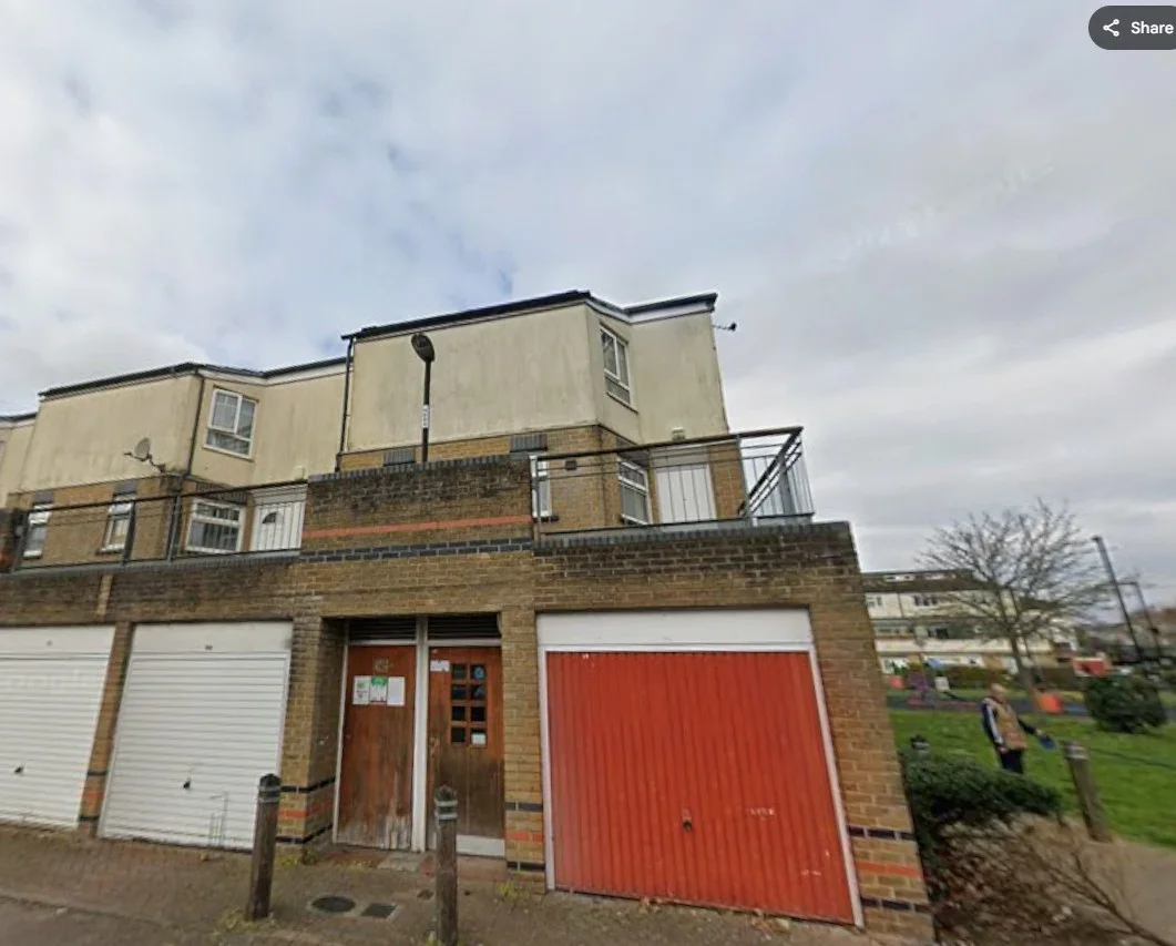 Flat Vanguard Close in Greater London