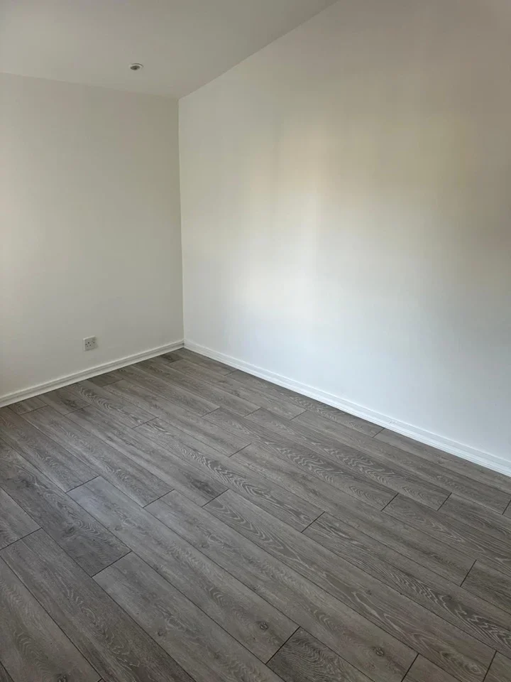 Flat Vanguard Close in Greater London