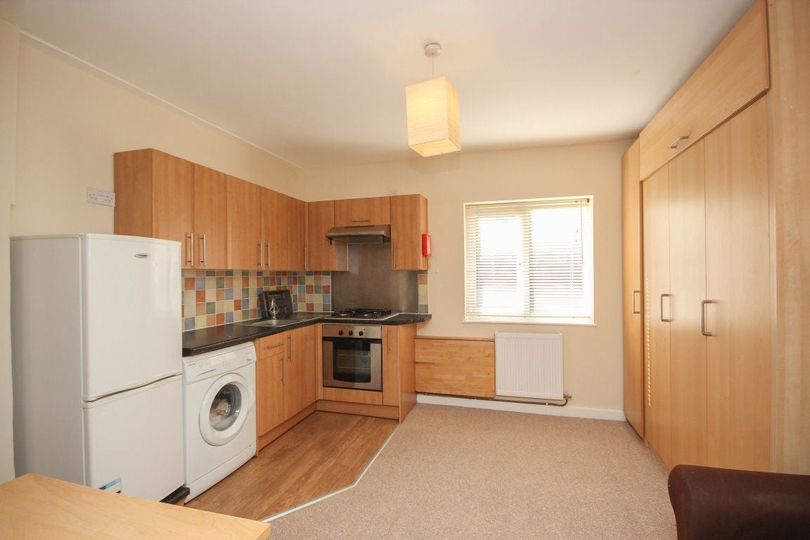 Room Eastern Green Road in Coventry