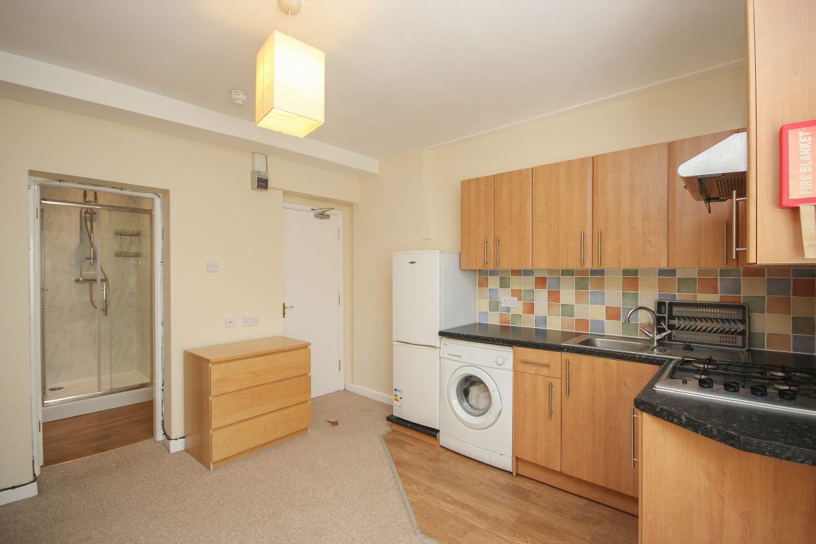 Room Eastern Green Road in Coventry