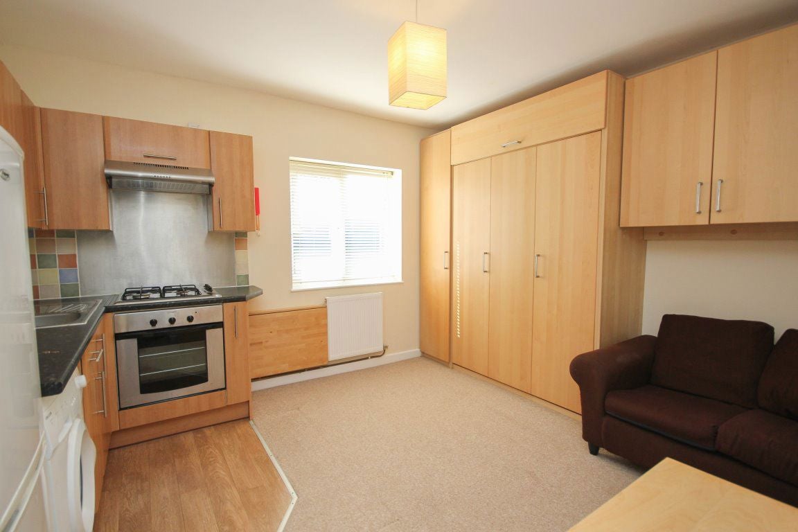 Room Eastern Green Road in Coventry