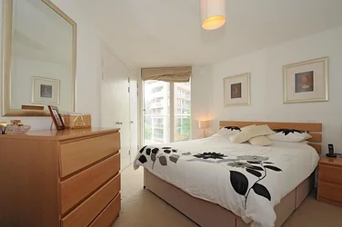 Flat Lower Road in Greater London