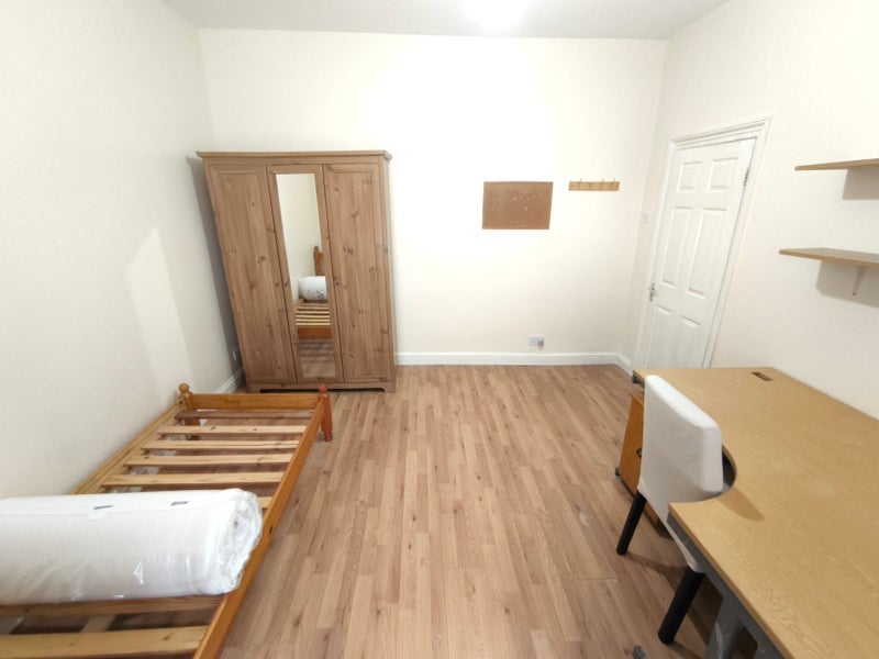 Room Rochester Avenue in Greater London