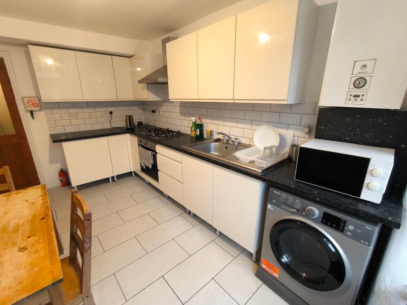 Room Rochester Avenue in Greater London