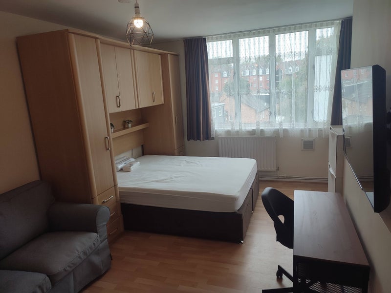 Room White Horse Lane in Greater London