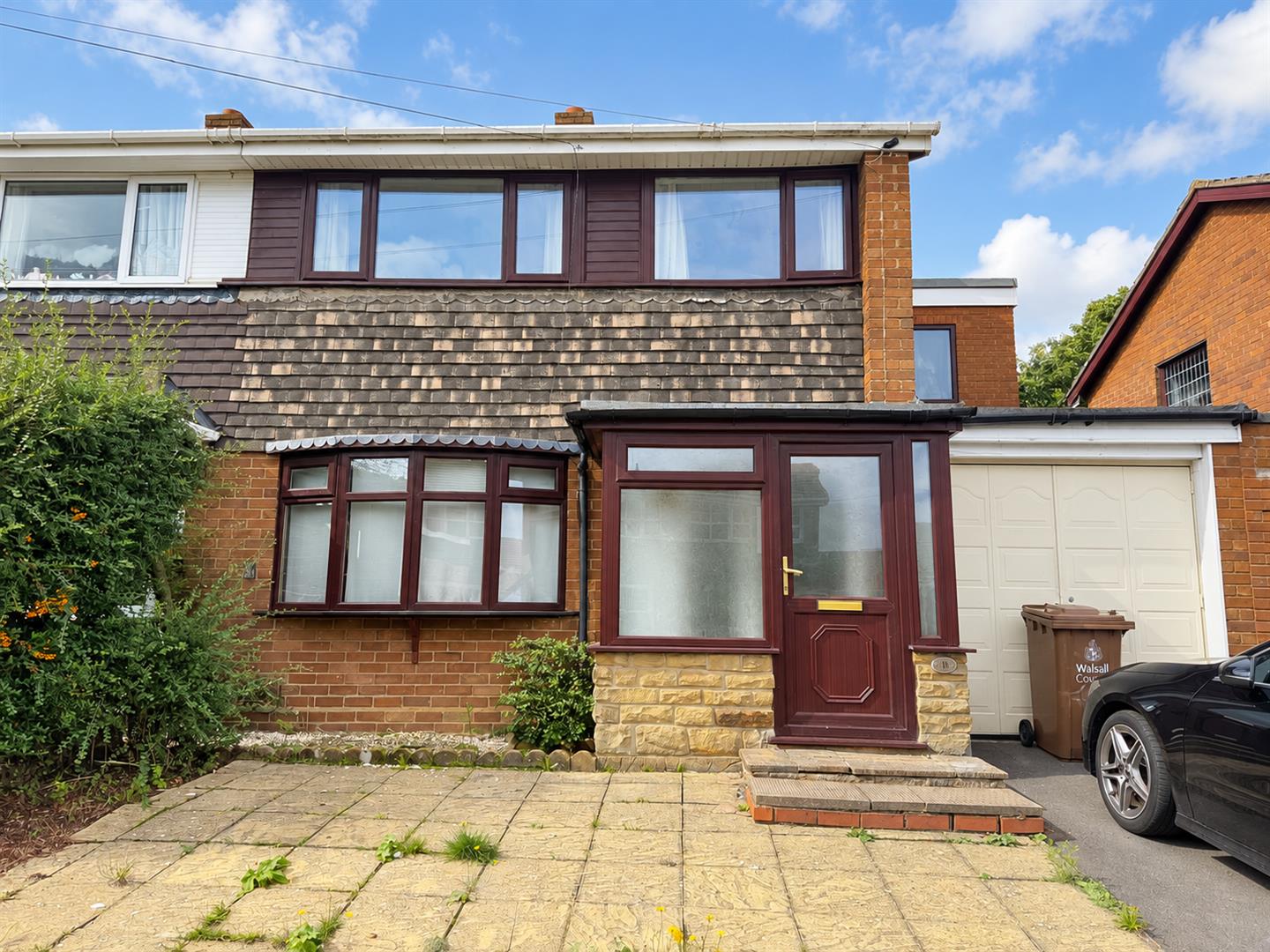 House Pouk Hill Close in Bloxwich