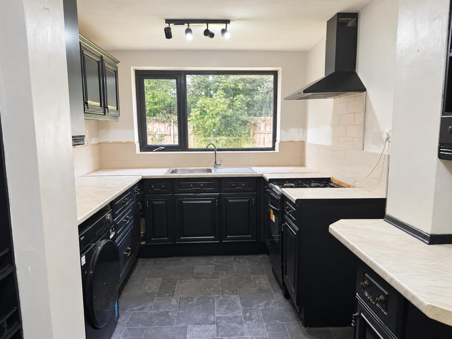 House Pouk Hill Close in Bloxwich