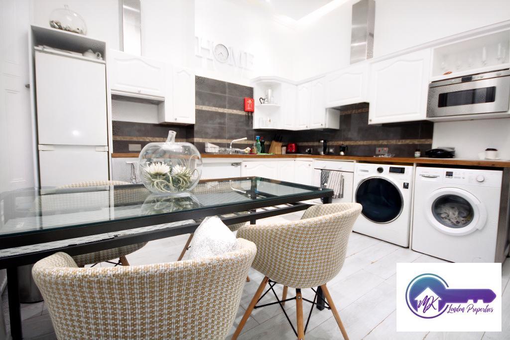 Room Mortimer Crescent in Greater London