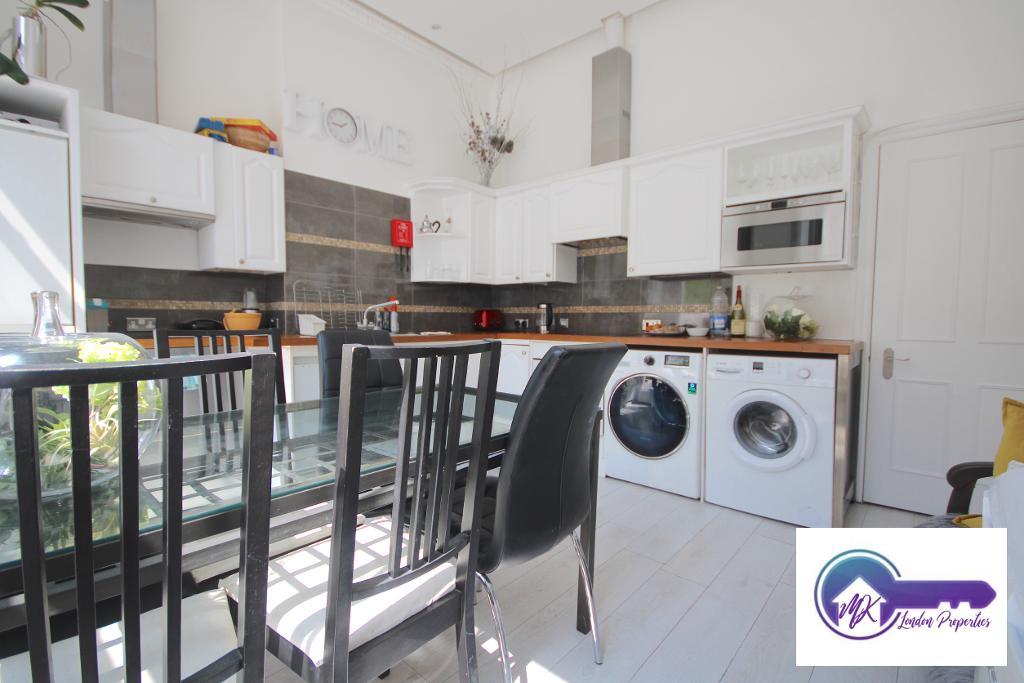Room Mortimer Crescent in Greater London