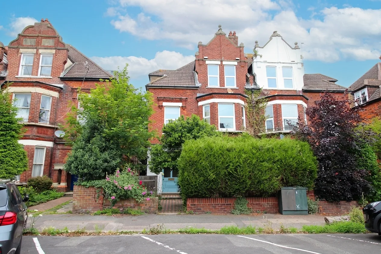 Flat Kingsnorth Gardens in Folkestone and Hythe District