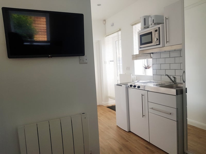 Room Warwick Road in Greater London