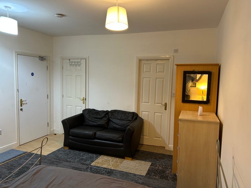 Room Schuster Road in Manchester