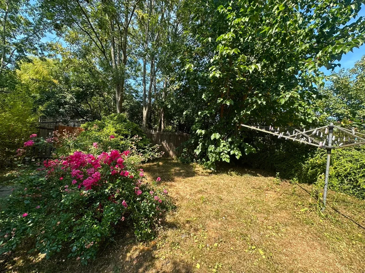 Flat Pinner Park Gardens in Greater London