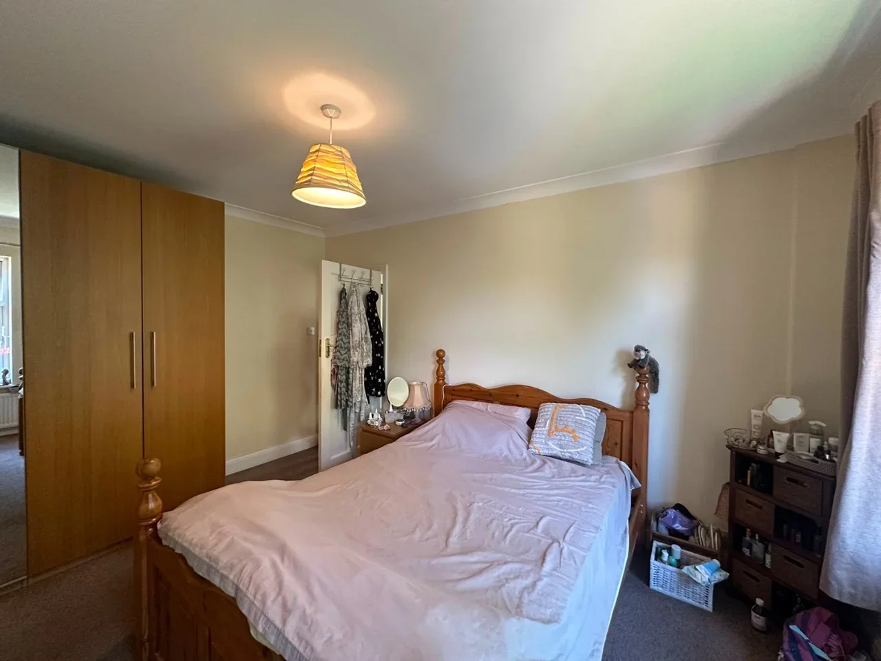 Flat Pinner Park Gardens in Greater London