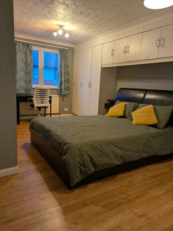 Room Willoughby Road in Slough