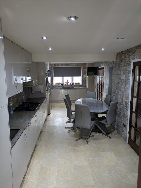 Room Willoughby Road in Slough