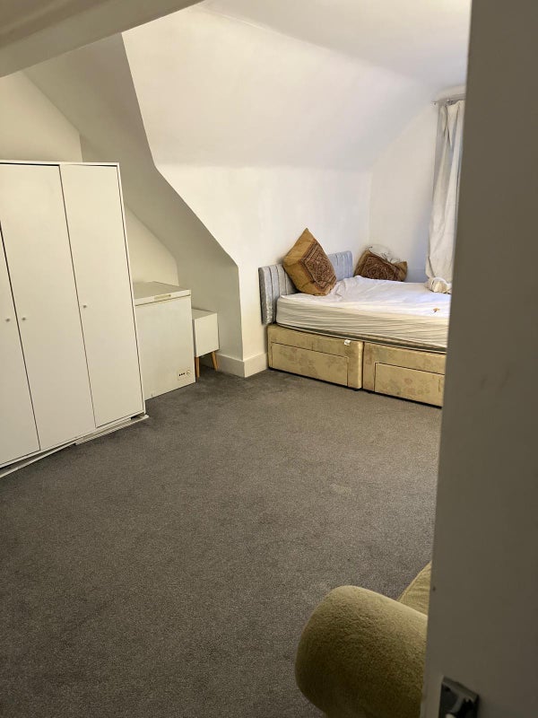 Room High Road in Greater London